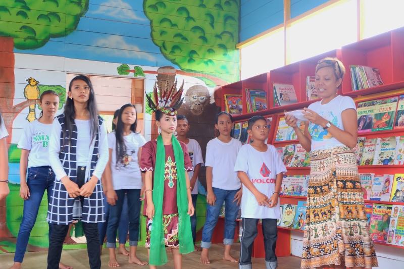Aini (on the right) with kids from the village.