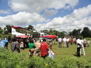 A crowd gathers around MAF’s newest Cessna Grand Caravan arriving for service in EDRC.