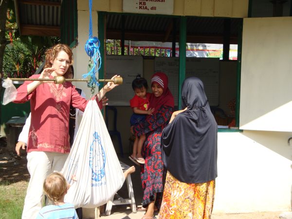posyandu-weighing-kids